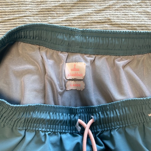 Men’s Chubbies Size L - Picture 4 of 4